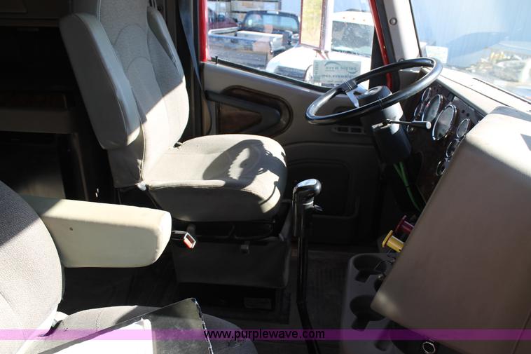 image for item H1694 2005 International 9400i semi truck