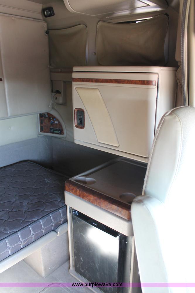 image for item H1694 2005 International 9400i semi truck