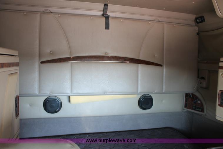 image for item H1694 2005 International 9400i semi truck