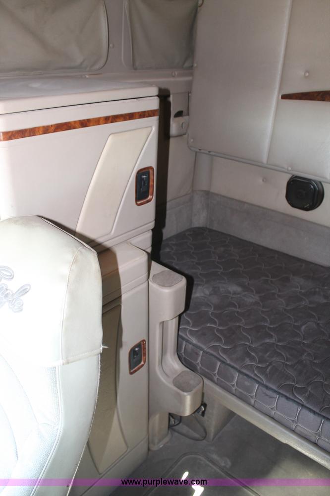 image for item H1694 2005 International 9400i semi truck