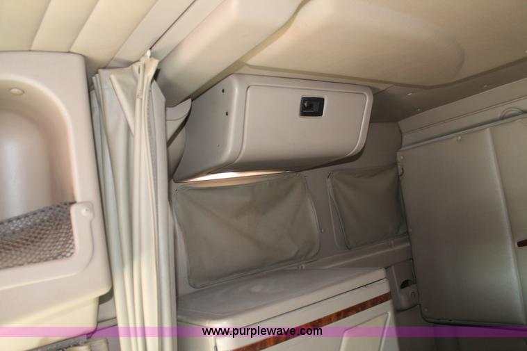 image for item H1694 2005 International 9400i semi truck