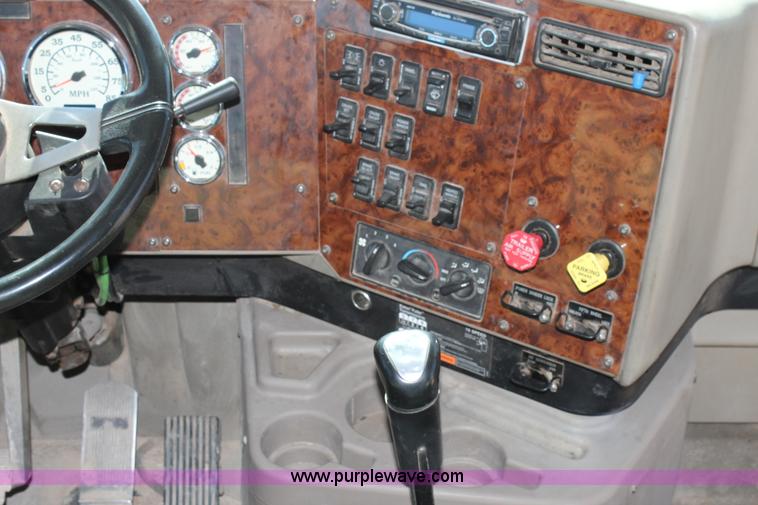 image for item H1694 2005 International 9400i semi truck