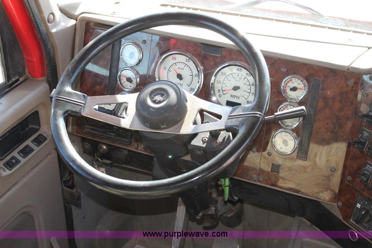 image for item H1694 2005 International 9400i semi truck