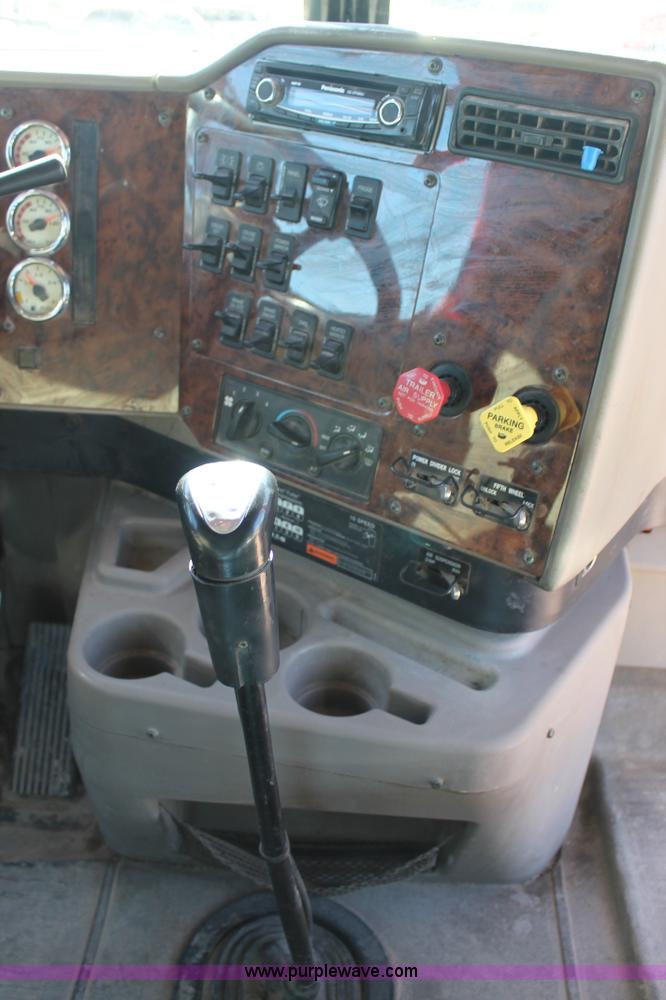 image for item H1694 2005 International 9400i semi truck