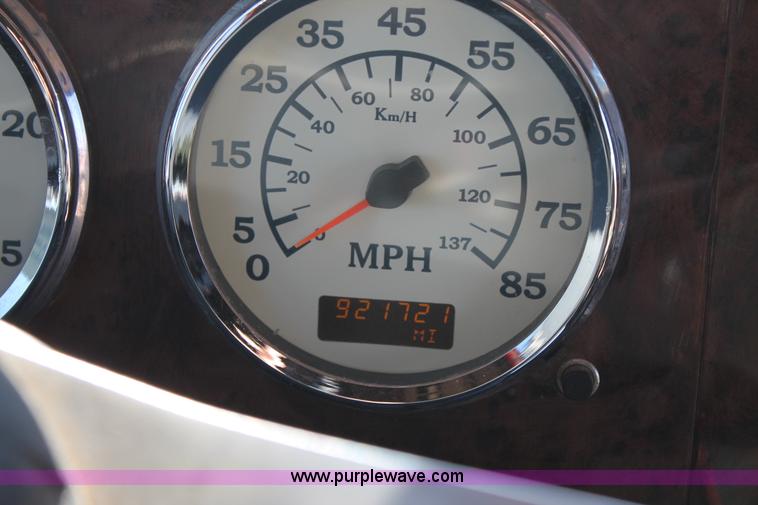 image for item H1694 2005 International 9400i semi truck