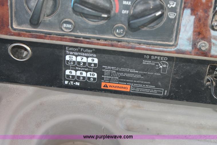 image for item H1694 2005 International 9400i semi truck