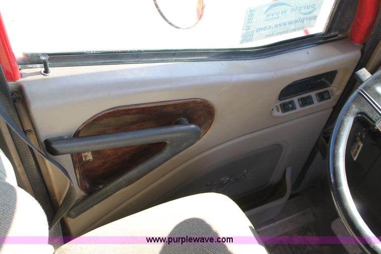 image for item H1694 2005 International 9400i semi truck