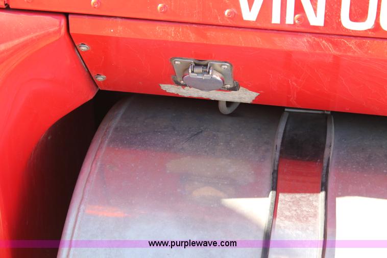 image for item H1694 2005 International 9400i semi truck