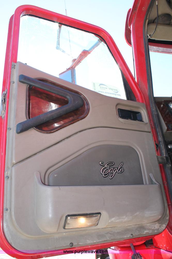 image for item H1694 2005 International 9400i semi truck