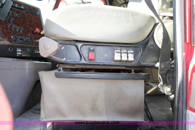 image for item H1694 2005 International 9400i semi truck