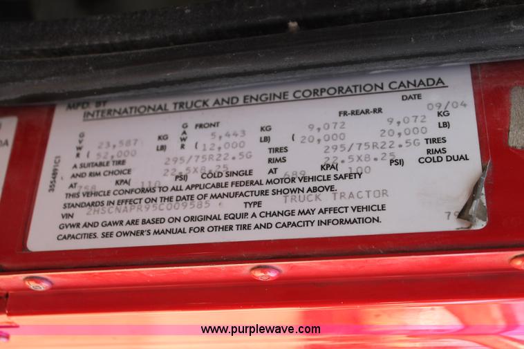 image for item H1694 2005 International 9400i semi truck