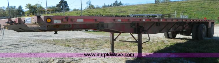image for item H2353 1999 Lufkin flatbed trailer