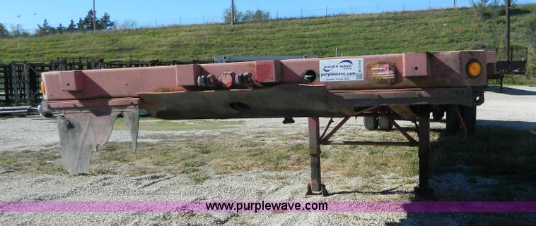 image for item H2353 1999 Lufkin flatbed trailer
