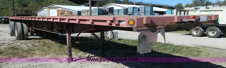 image for item H2353 1999 Lufkin flatbed trailer