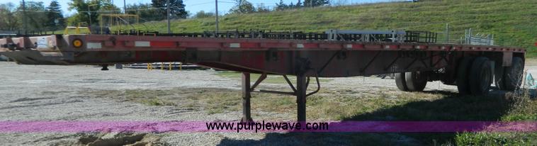 image for item H2353 1999 Lufkin flatbed trailer