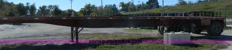 image for item H2353 1999 Lufkin flatbed trailer