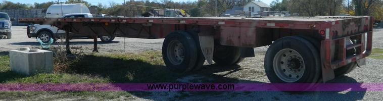 image for item H2353 1999 Lufkin flatbed trailer