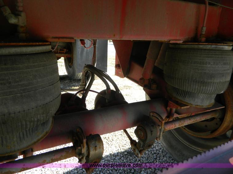 image for item H2353 1999 Lufkin flatbed trailer