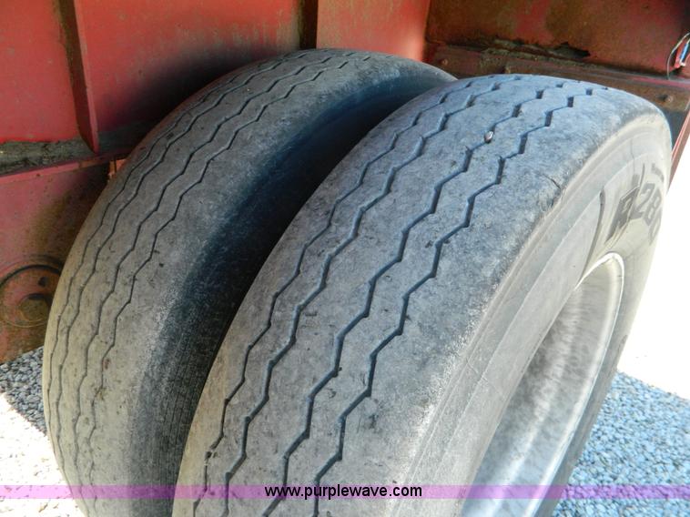 image for item H2353 1999 Lufkin flatbed trailer