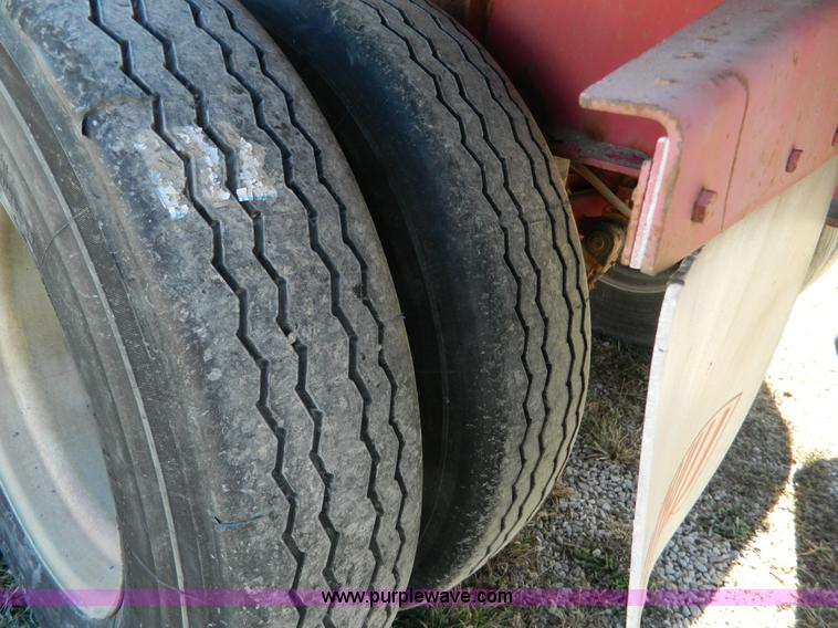 image for item H2353 1999 Lufkin flatbed trailer