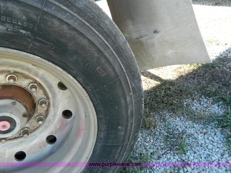 image for item H2353 1999 Lufkin flatbed trailer