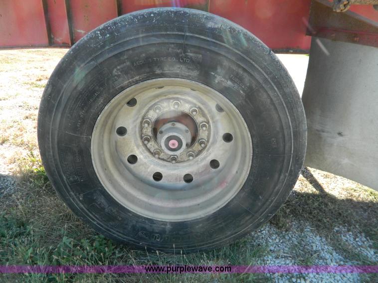 image for item H2353 1999 Lufkin flatbed trailer