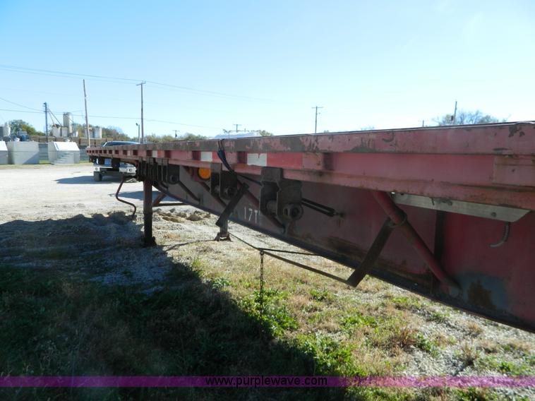 image for item H2353 1999 Lufkin flatbed trailer
