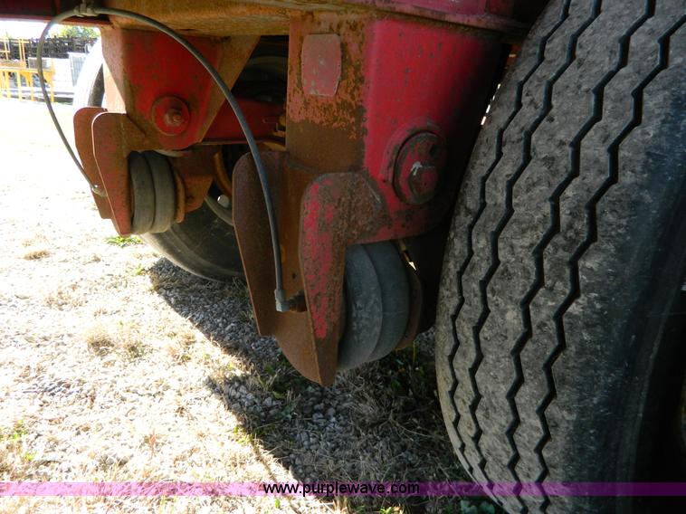 image for item H2353 1999 Lufkin flatbed trailer