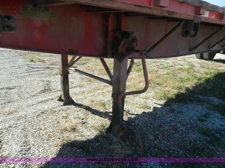 image for item H2353 1999 Lufkin flatbed trailer
