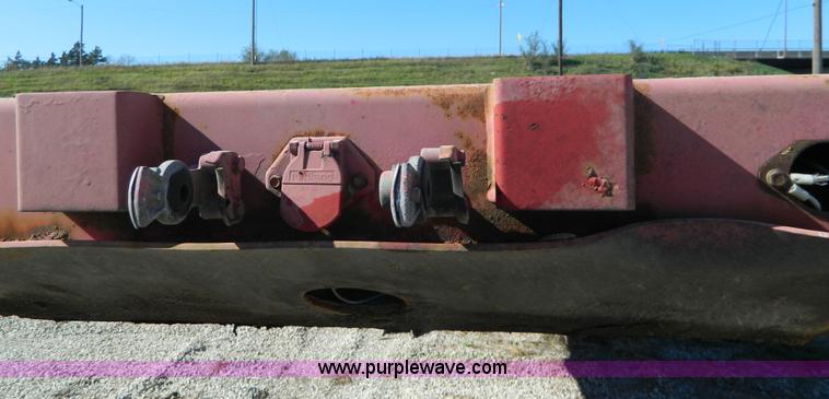 image for item H2353 1999 Lufkin flatbed trailer