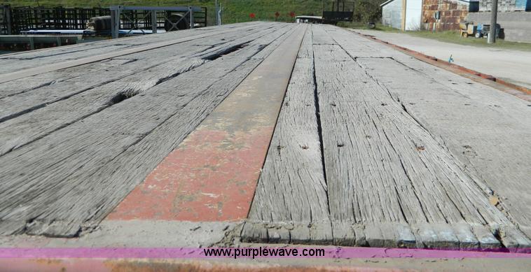 image for item H2353 1999 Lufkin flatbed trailer