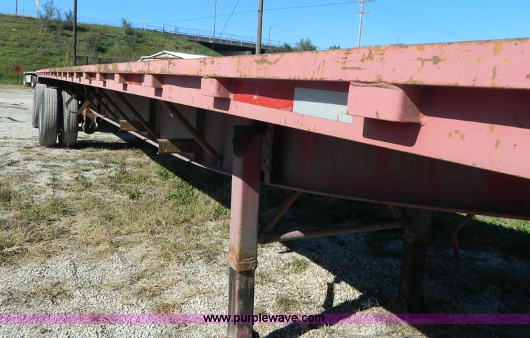 image for item H2353 1999 Lufkin flatbed trailer