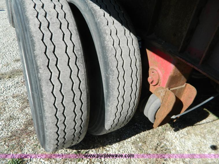 image for item H2353 1999 Lufkin flatbed trailer