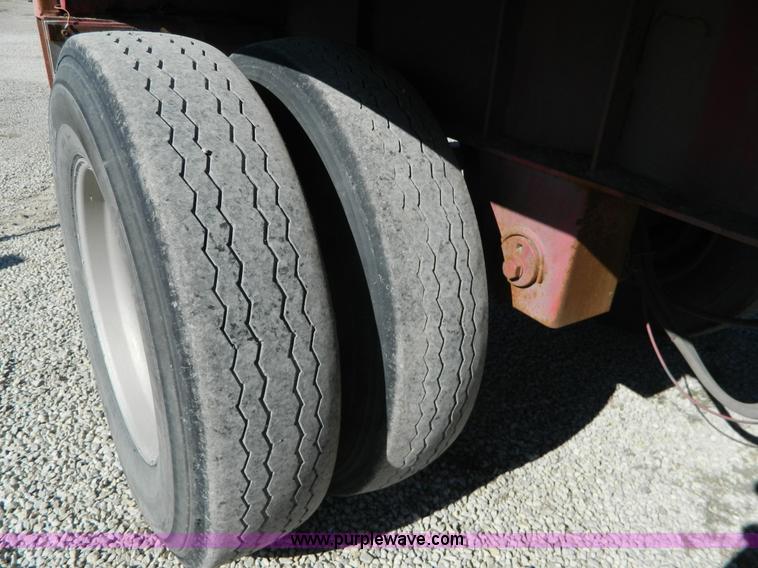 image for item H2353 1999 Lufkin flatbed trailer