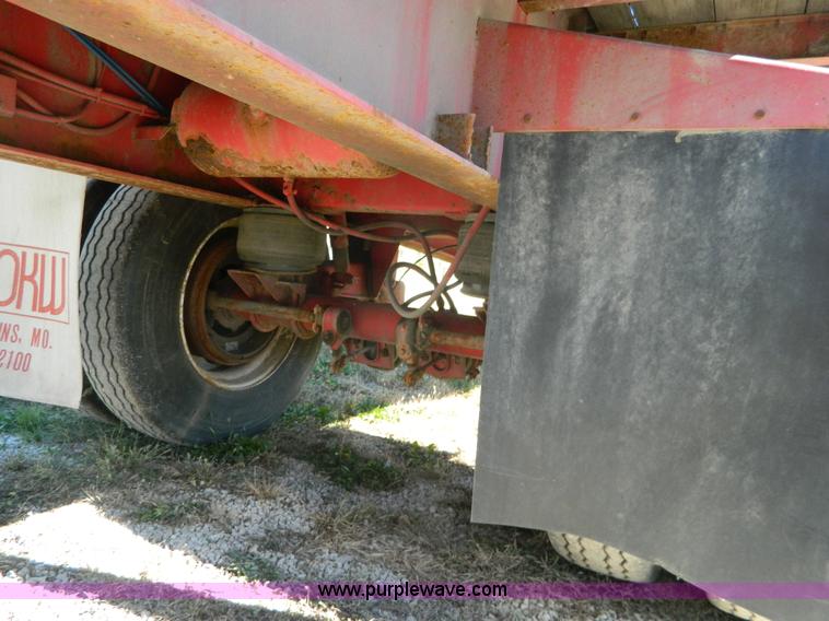 image for item H2353 1999 Lufkin flatbed trailer