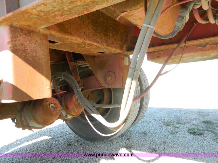 image for item H2353 1999 Lufkin flatbed trailer