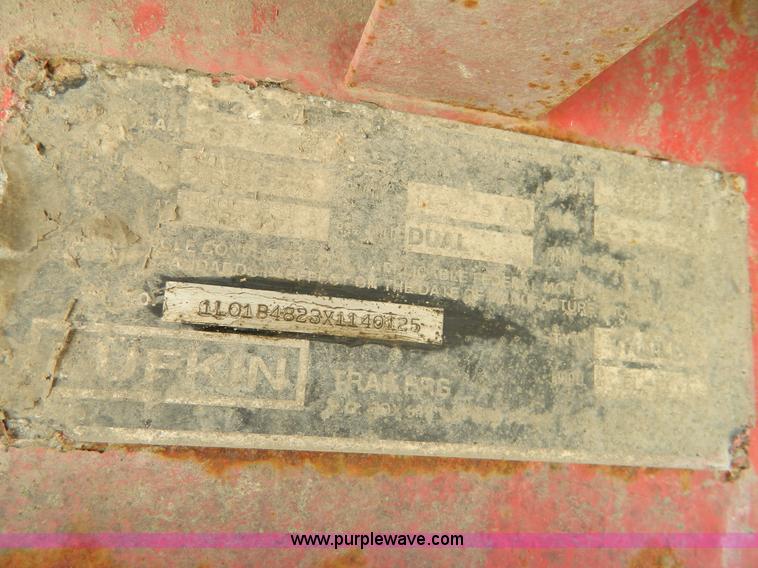 image for item H2353 1999 Lufkin flatbed trailer