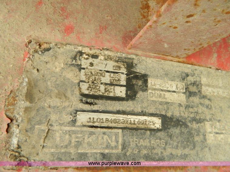 image for item H2353 1999 Lufkin flatbed trailer