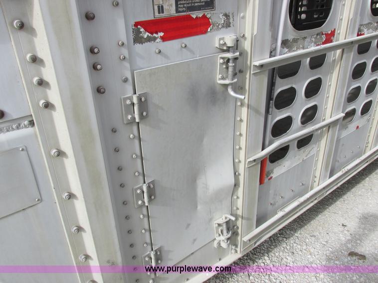 image for item I8886 1999 Wilson PSDCL-302P aluminum livestock trailer