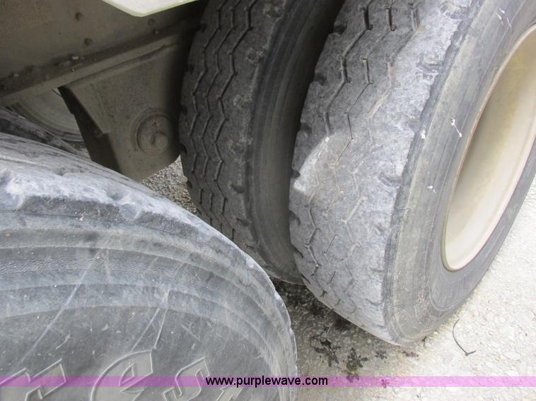 image for item I8886 1999 Wilson PSDCL-302P aluminum livestock trailer