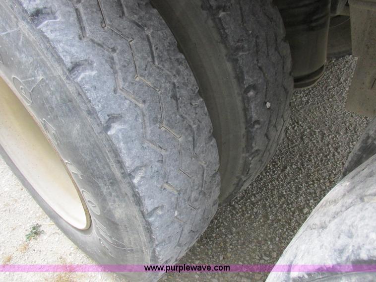 image for item I8886 1999 Wilson PSDCL-302P aluminum livestock trailer