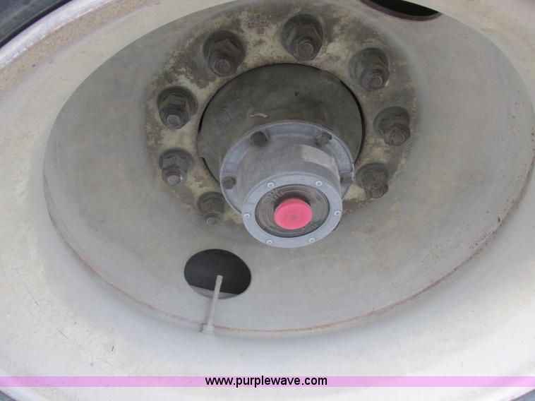 image for item I8886 1999 Wilson PSDCL-302P aluminum livestock trailer