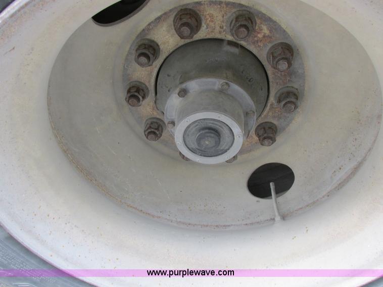 image for item I8886 1999 Wilson PSDCL-302P aluminum livestock trailer