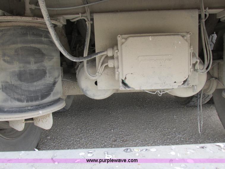 image for item I8886 1999 Wilson PSDCL-302P aluminum livestock trailer