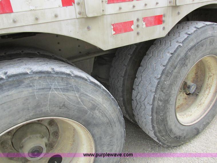 image for item I8886 1999 Wilson PSDCL-302P aluminum livestock trailer