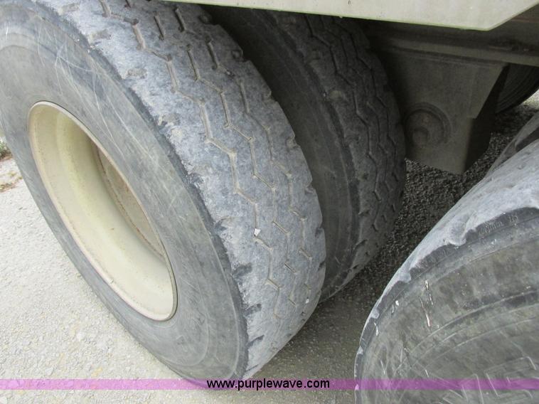 image for item I8886 1999 Wilson PSDCL-302P aluminum livestock trailer