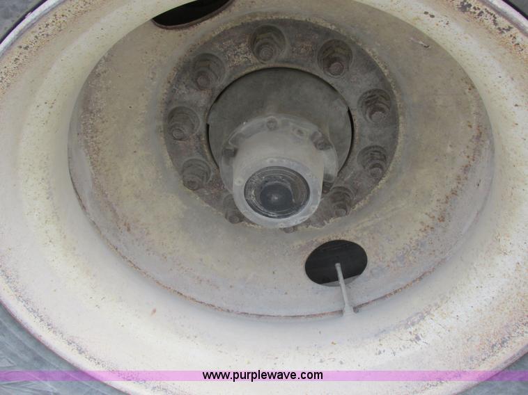 image for item I8886 1999 Wilson PSDCL-302P aluminum livestock trailer