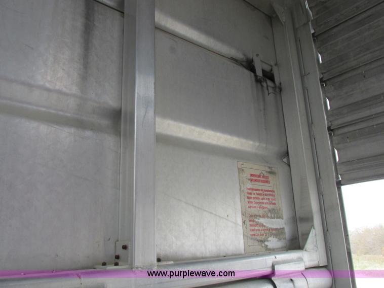 image for item I8886 1999 Wilson PSDCL-302P aluminum livestock trailer