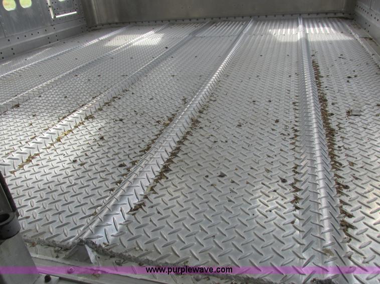 image for item I8886 1999 Wilson PSDCL-302P aluminum livestock trailer