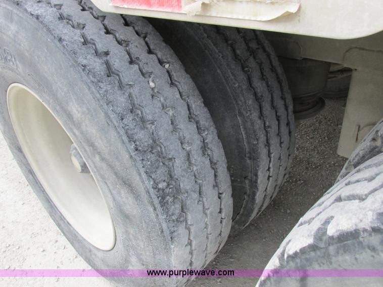 image for item I8889 2001 Wilson PSAL-303P aluminum livestock trailer